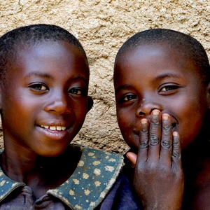 Deux filles noires au regard malicieux - Rwanda  - collection de photos clin d'oeil, catégorie portraits